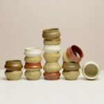 kubeczek Syrenka, ceramiczne kubeczki z piegowatej gliny, szkliwione na biało, czerwono i brązowo-zielono