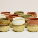 kubeczek Syrenka, ceramiczne kubeczki z piegowatej gliny, szkliwione na biało, czerwono i brązowo-zielono