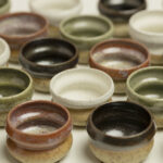 Czarka SYRENKA espresso, ceramiczne kubeczki do espresso z piegowatej gliny, szkliwione na biało, czerwono, zielono i ciemny brokatowy brąz