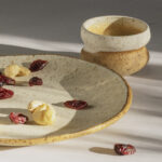 Czarka SYRENKA espresso i biały piegowaty talerz śniadaniowy