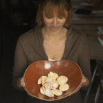 duża czerwona patera serce o obłym kształcie z piegowatej gliny