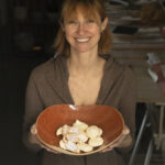 duża czerwona patera serce o obłym kształcie z piegowatej gliny