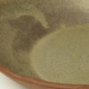 ceramiczny głęboki talerz z czerwonej gliny szkliwiony na zielono z szaro-butelkowe odmianki.