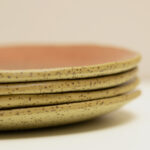 śniadaniowy talerz piegus, ceramiczny z piegowatej gliny szkliwiony na czerwono