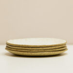 śniadaniowy talerz piegus, ceramiczny z piegowatej gliny szkliwiony na biało