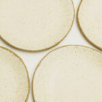 śniadaniowy talerz piegus, ceramiczny z piegowatej gliny szkliwiony na biało