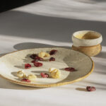 śniadaniowy talerz piegus, ceramiczny z piegowatej gliny szkliwiony na biało