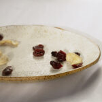 śniadaniowy talerz piegus, ceramiczny z piegowatej gliny szkliwiony na biało