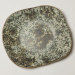 duża pistacjowa patera w brązowe odmianki - widziana z góry