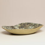 duża pistacjowa patera w brązowe odmianki