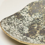 duża pistacjowa patera w brązowe odmianki - zbliżenie