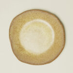 śniadaniowy talerz ceramiczny z piegowatej gliny w kolorze rozgrzanego piasku