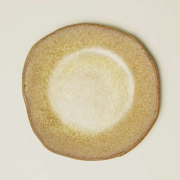 śniadaniowy talerz ceramiczny z piegowatej gliny w kolorze rozgrzanego piasku