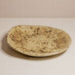 śniadaniowy talerz piegus, ceramiczny z piegowatej gliny szkliwiony w kolorze tiramisu