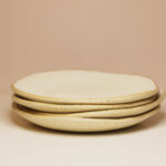 śniadaniowy talerz ceramiczny z piegowatej gliny szkliwiony na biało