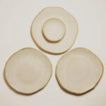 śniadaniowe talerze ceramiczne z piegowatej gliny szkliwione na biało