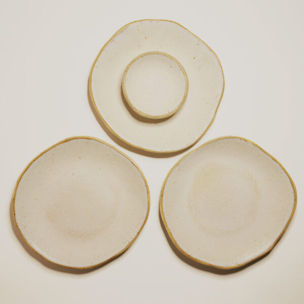 śniadaniowe talerze ceramiczne z piegowatej gliny szkliwione na biało