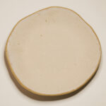 śniadaniowy talerz ceramiczny z piegowatej gliny szkliwiony na biało