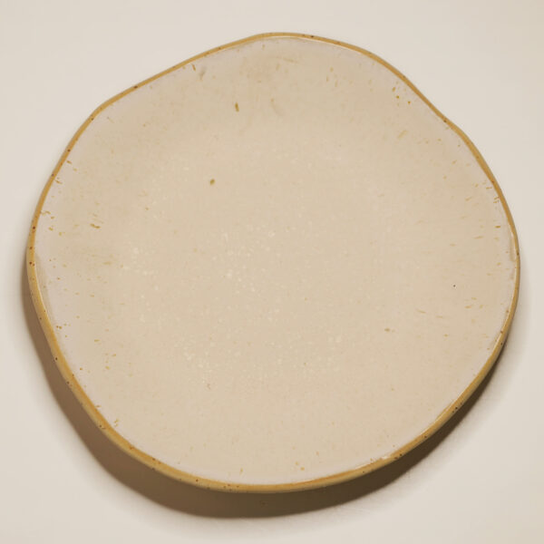 śniadaniowy talerz ceramiczny z piegowatej gliny szkliwiony na biało