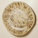 śniadaniow talerz ceramiczny ręcznie robiony szkliwiony w kolorze tiramisu