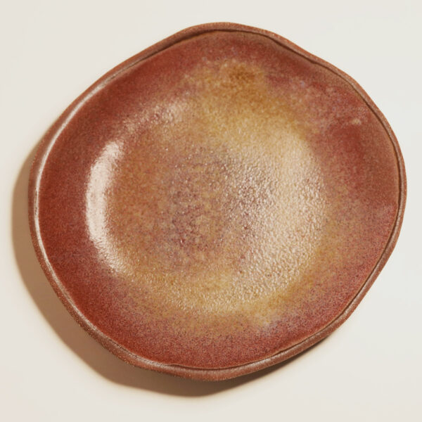 śniadaniowy talerz ceramiczny z czerwonej gliny szkliwiony w kolorze owocu granatu