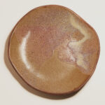 śniadaniowy talerz ceramiczny z czerwonej gliny szkliwiony w kolorze owocu granatu