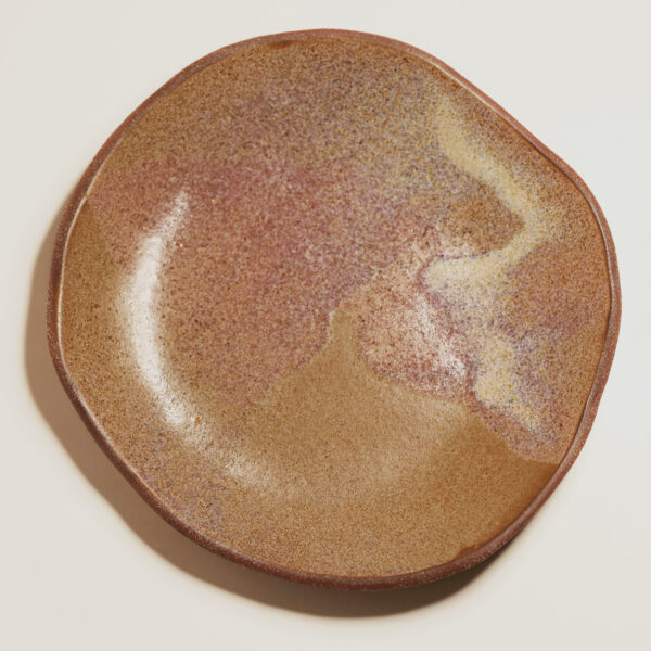 śniadaniowy talerz ceramiczny z czerwonej gliny szkliwiony w kolorze owocu granatu