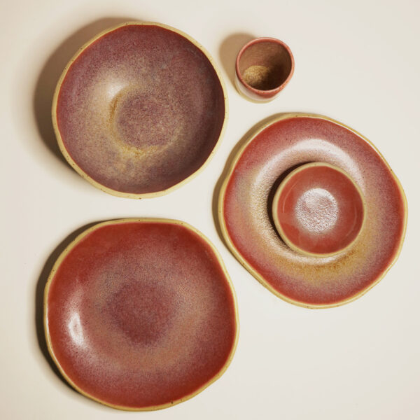 zestaw śniadaniowych talerzy ceramicznych