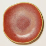 śniadaniowy talerz ceramiczny z piegowatej gliny szkliwiony w kolorze malinowym