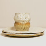 śniadaniowy talerz piegus, ceramiczny z piegowatej gliny, cały szkliwiony na biało