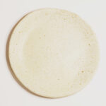 śniadaniowy talerz piegus, ceramiczny z piegowatej gliny, cały szkliwiony na biało