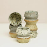 kubeczki Syrenki, ceramiczne kubeczki z piegowatej gliny, szkliwione na biało, szaro w niebiesko-zielone odmianki