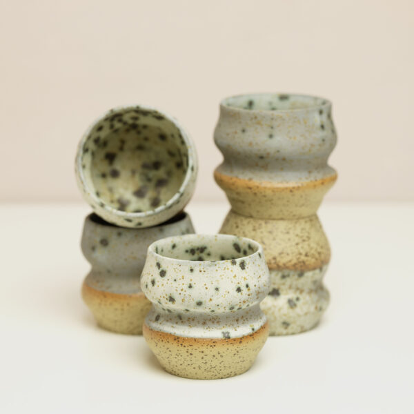 kubeczki Syrenki, ceramiczne kubeczki z piegowatej gliny, szkliwione na biało, szaro w niebiesko-zielone odmianki