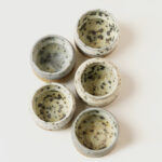 kubeczki Syrenki, ceramiczne kubeczki z piegowatej gliny, szkliwione na biało, szaro w czarno-turkusowe odmianki