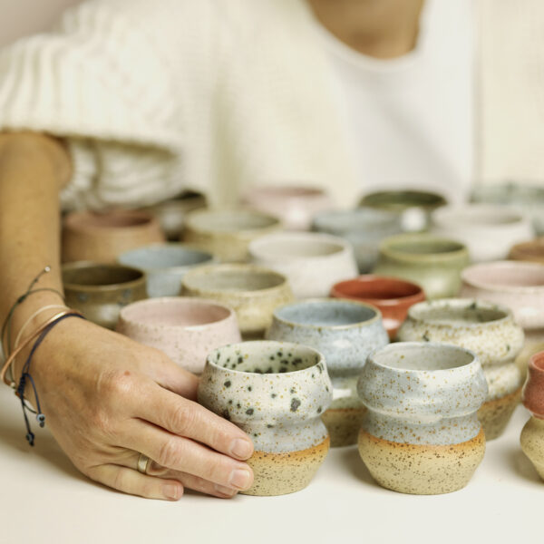 kubeczki Syrenki, ceramiczne kubeczki z piegowatej gliny, szkliwione na różne kolory