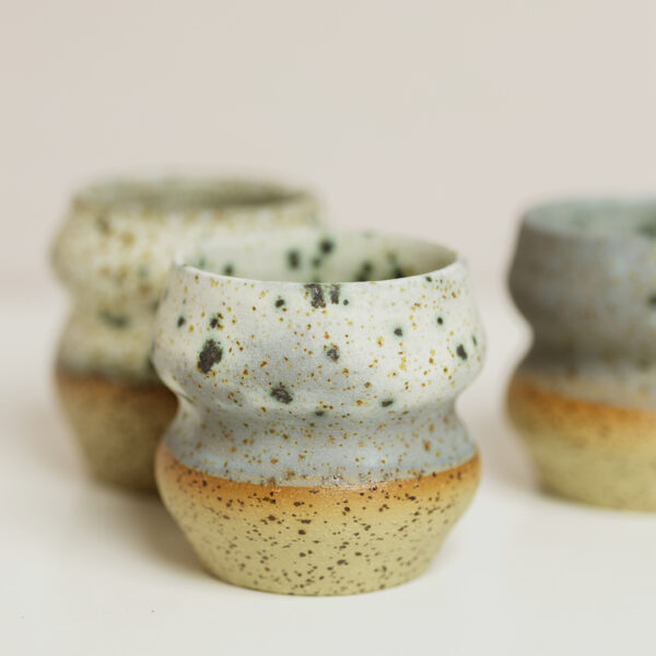 kubeczki Syrenki, ceramiczne kubeczki z piegowatej gliny, szkliwione na biało, szaro w czarno- turkusowe odmianki