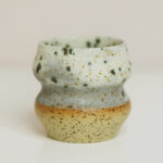 kubeczek Syrenka, ceramiczy kubeczek z piegowatej gliny, szkliwiony na biało-szaro w czarno-turkusowe odmianki