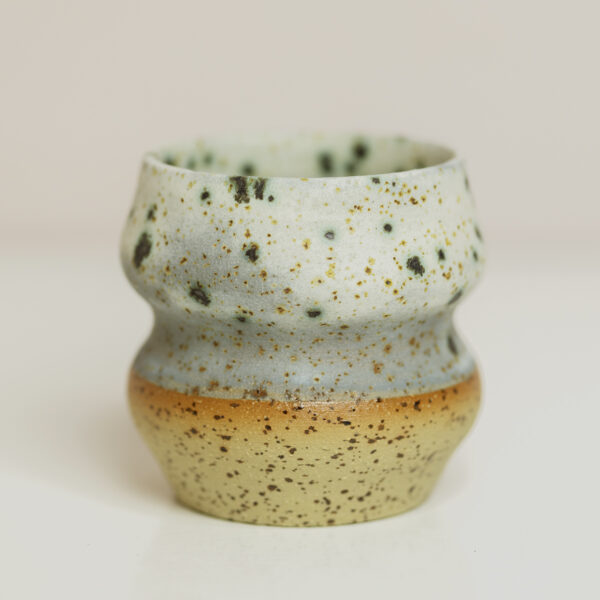 kubeczek Syrenka, ceramiczy kubeczek z piegowatej gliny, szkliwiony na biało-szaro w czarno-turkusowe odmianki