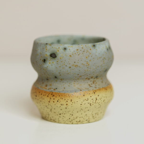 kubeczek Syrenka, ceramiczy kubeczek z piegowatej gliny, szkliwiony na gołębio w czarno-turkusowe odmianki