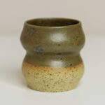 kubeczek Syrenka, ceramiczy kubeczek z piegowatej gliny, szkliwiony na brązowo