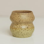 kAubeczek Syrenka, ceramiczy kubeczek z piegowatej gliny, szkliwiony na cielisto