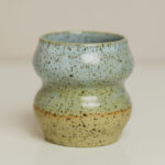 kubeczek Syrenka, ceramiczy kubeczek z piegowatej gliny, szkliwiony niebieskim błyszczącym szkliwem