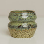 kubeczek Syrenka, ceramiczy kubeczek z piegowatej gliny, szkliwiony na niebiesko-granatowo