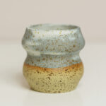 kubeczek Syrenka, ceramiczy kubeczek z piegowatej gliny, szkliwiony na niebieski mat