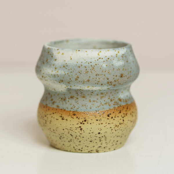 kubeczek Syrenka, ceramiczy kubeczek z piegowatej gliny, szkliwiony na niebieski mat