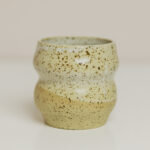 kubeczek Syrenka, ceramiczy kubeczek z piegowatej gliny, szkliwiony na kość słoniową