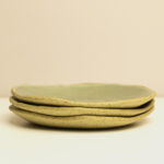 śniadaniowy talerz piegus, ceramiczny z piegowatej gliny szkliwiony na zielono