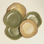 śniadaniowy talerz piegus, ceramiczny z piegowatej gliny szkliwiony na zielono