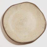 śniadaniowy talerz ceramiczny z czerwonej gliny szkliwiony w kolorze szampana