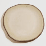 śniadaniowy talerz ceramiczny z czerwonej gliny szkliwiony w kolorze szampana